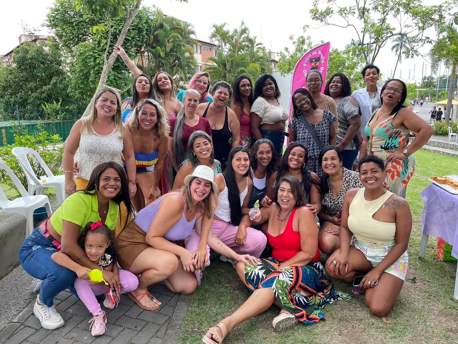 Grupo de mulheres vendedoras da Feira Cachorrão reunidas e sorrindo em Madureira